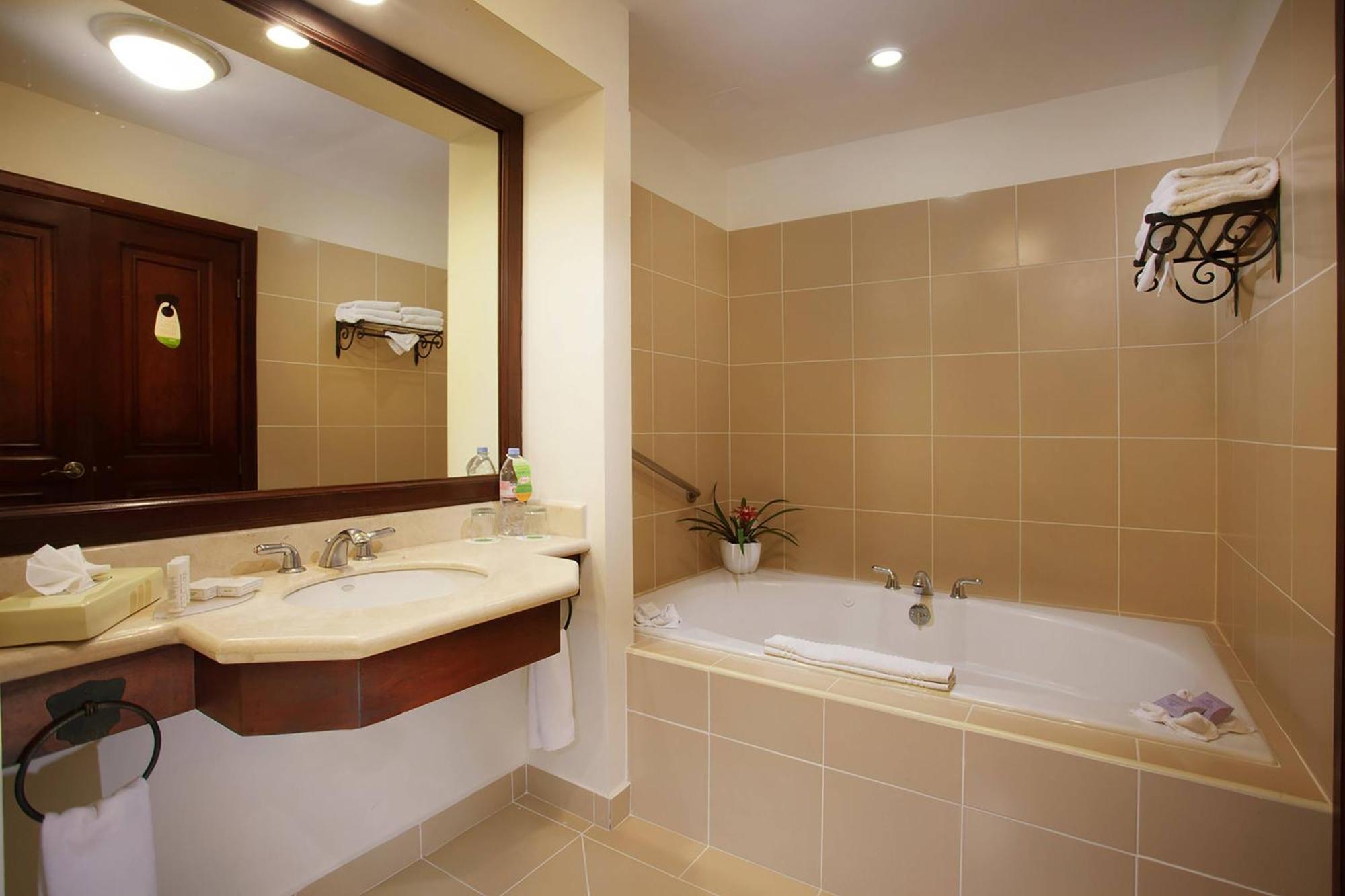 Courtyard By Marriott Santo Domingo Hotel Bagian luar foto